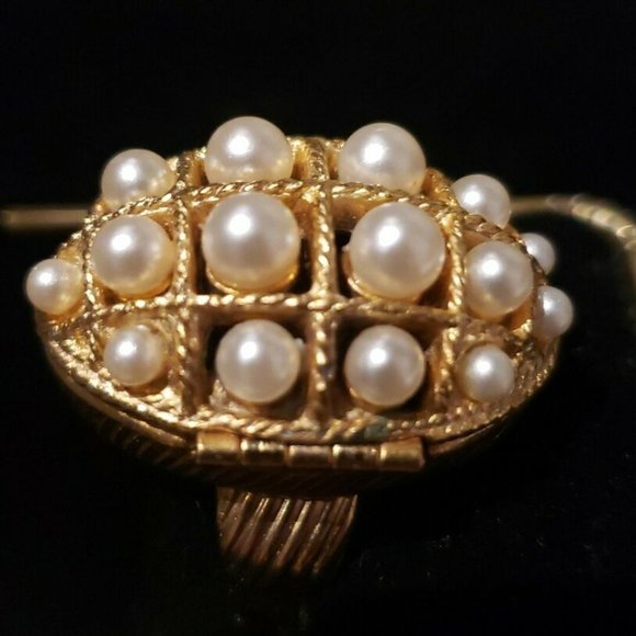 Large Oval-Shaped Lattice Dome Locket Ring With Faux Pearls by Avon - Picture 5 of 12